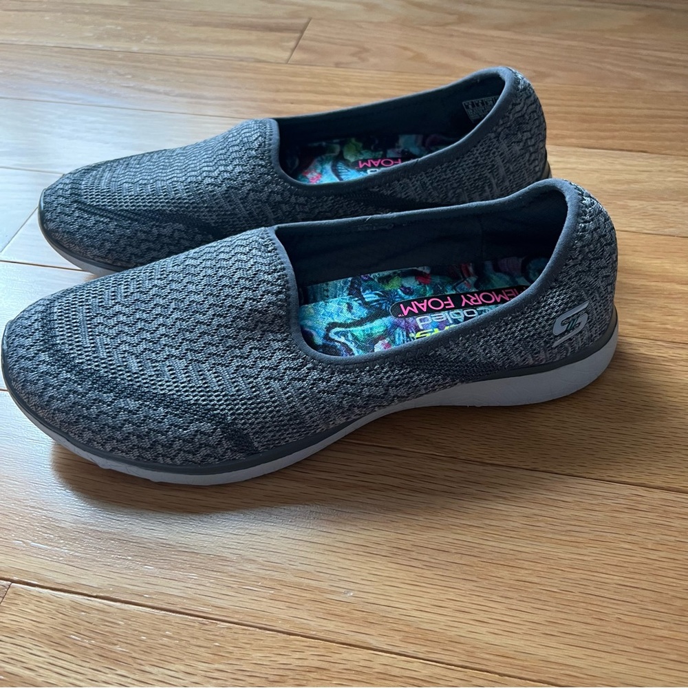 Skechers Microburst Slip ons Size 8